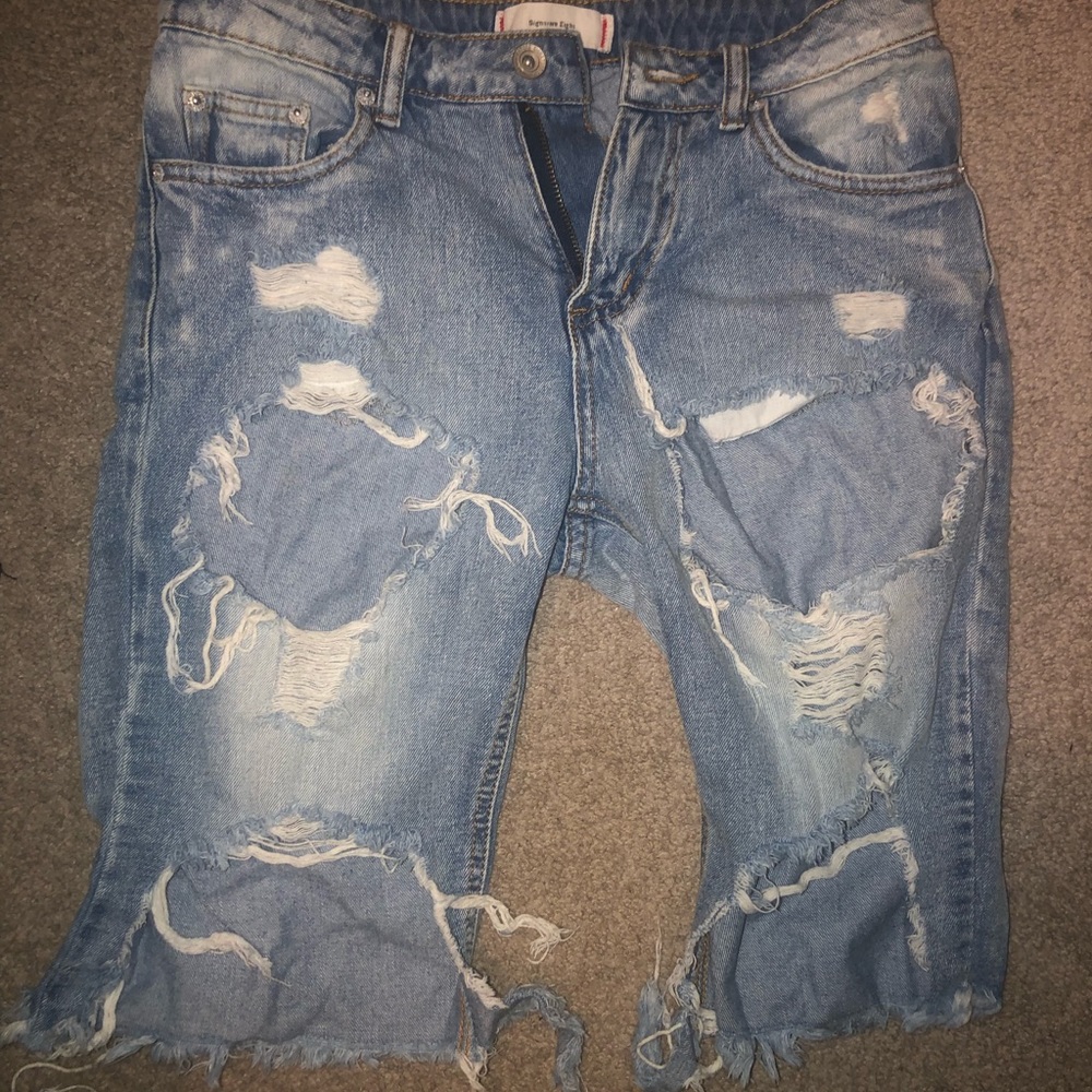 Ripped mid-knee jeans
